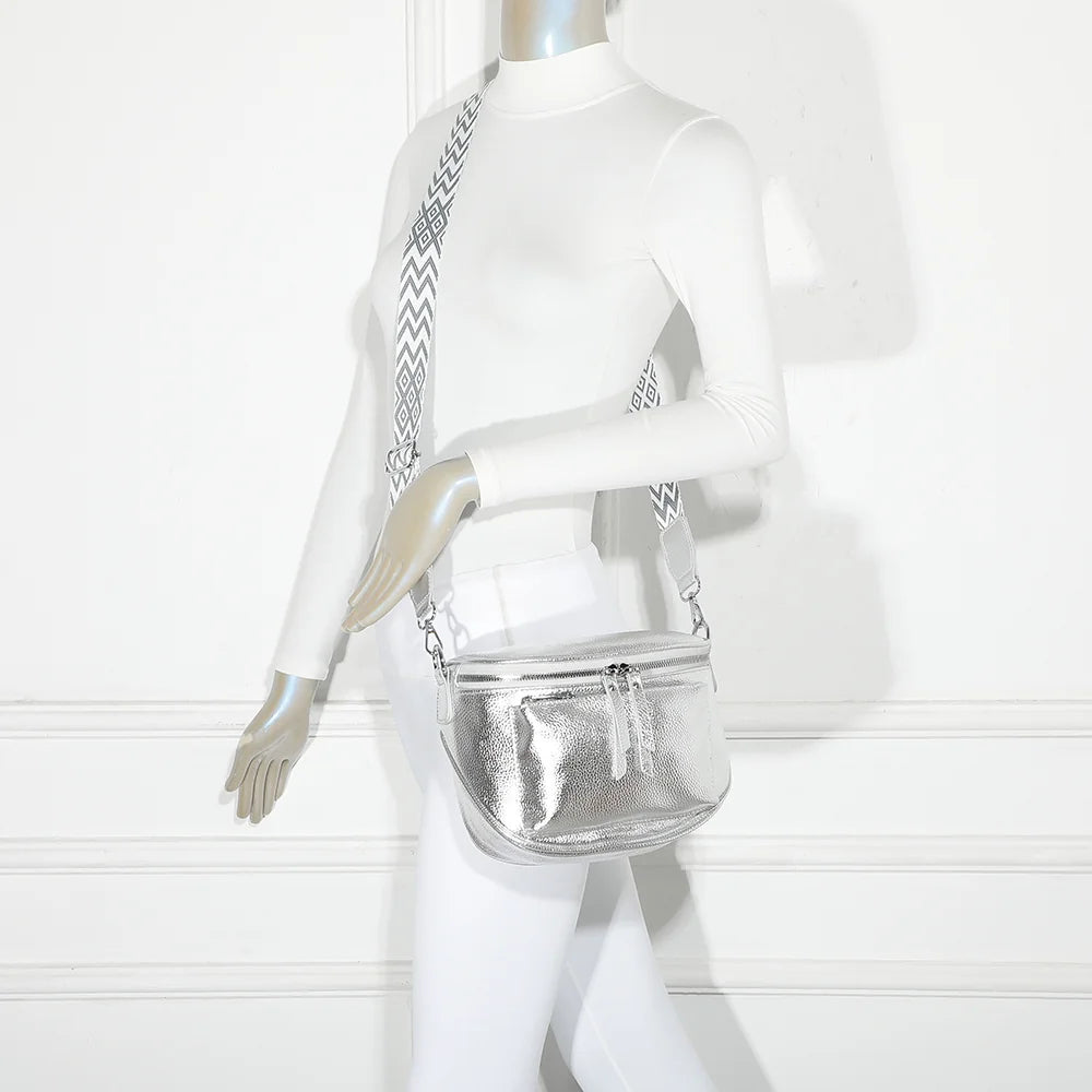 Sac Glamour Shiny argent porté en bandoulière par une femme, large sangle réglable à motif géométrique – réf. Z-83047-1