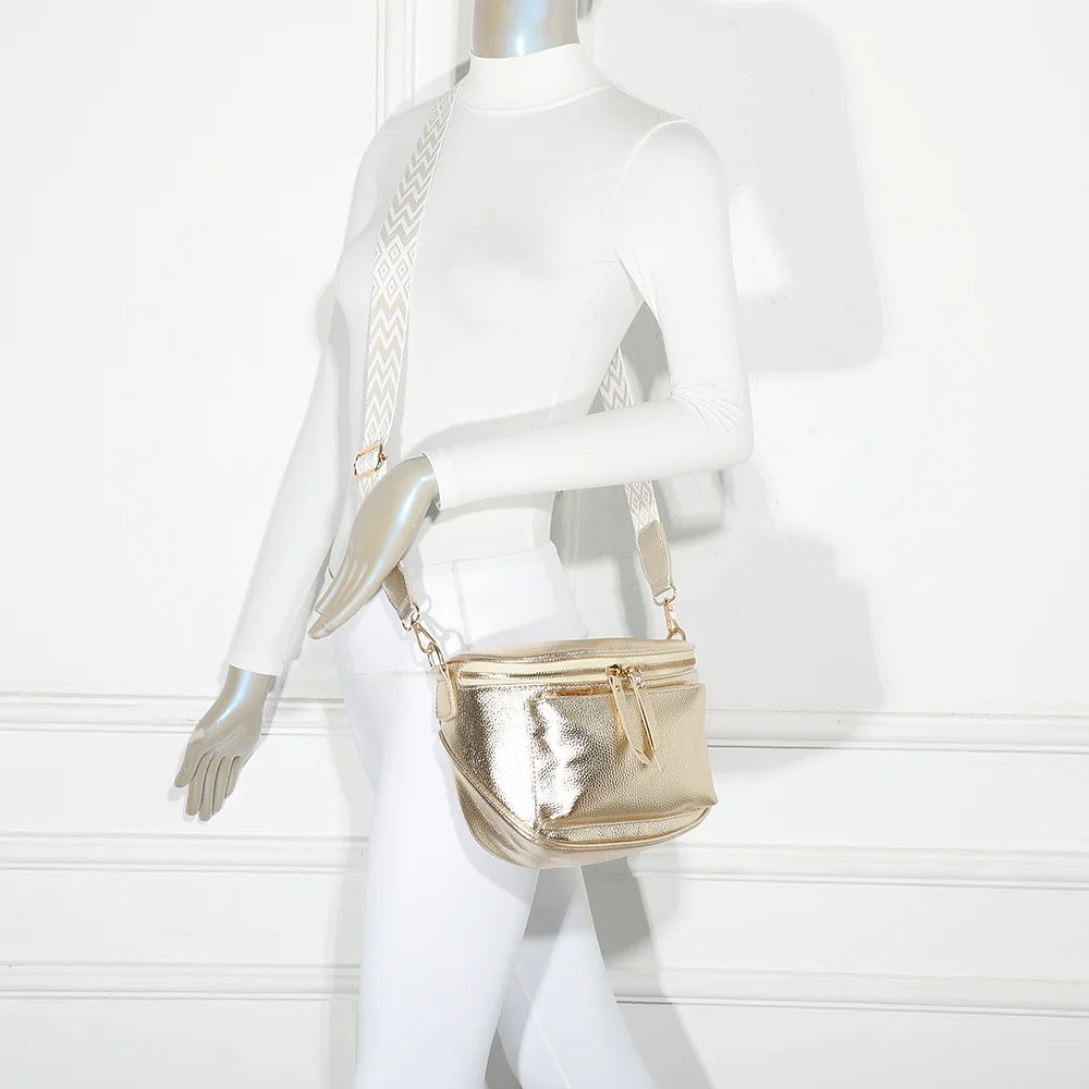 Sac Glamour Shiny doré porté en bandoulière par une femme, large sangle réglable à motif géométrique – réf. Z-83047-1