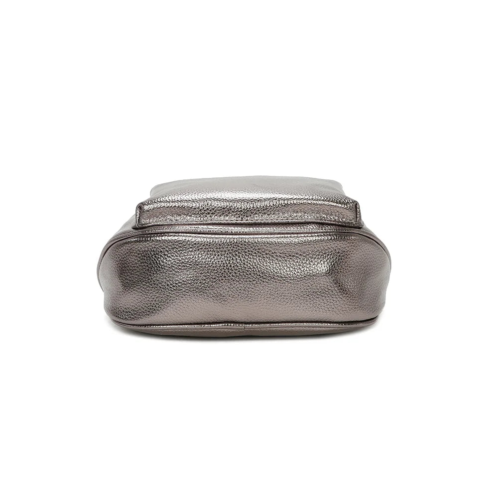 Dessous du Glamour Shiny taupe : base arrondie en simili cuir grainé brillant, finition soignée – réf. Z-83047-1