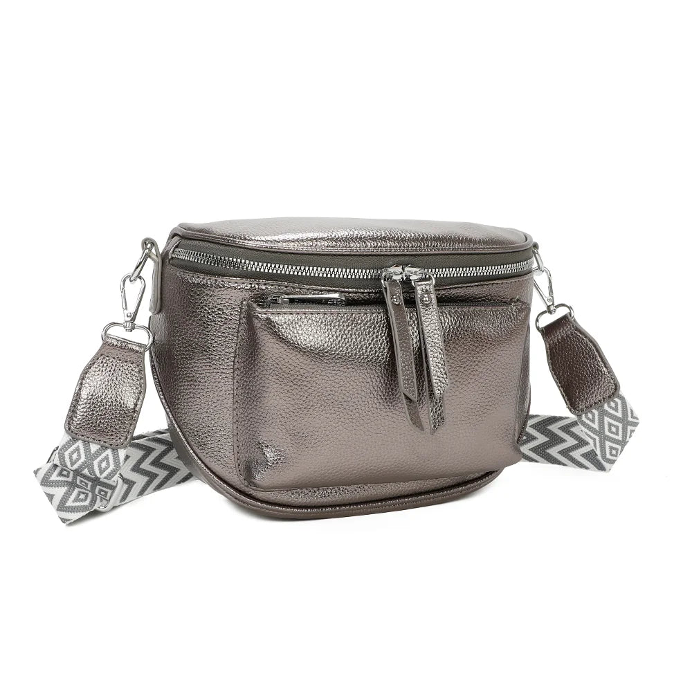 Glamour Shiny taupe vu de trois quarts : forme demi-lune compacte et double tirette sur le zip du dessus – réf. Z-83047-1