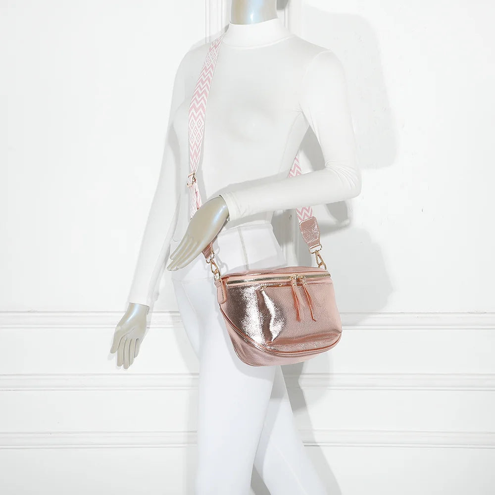 Sac Glamour Shiny rose porté en bandoulière par une femme, large sangle réglable à motif géométrique – réf. Z-83047-1