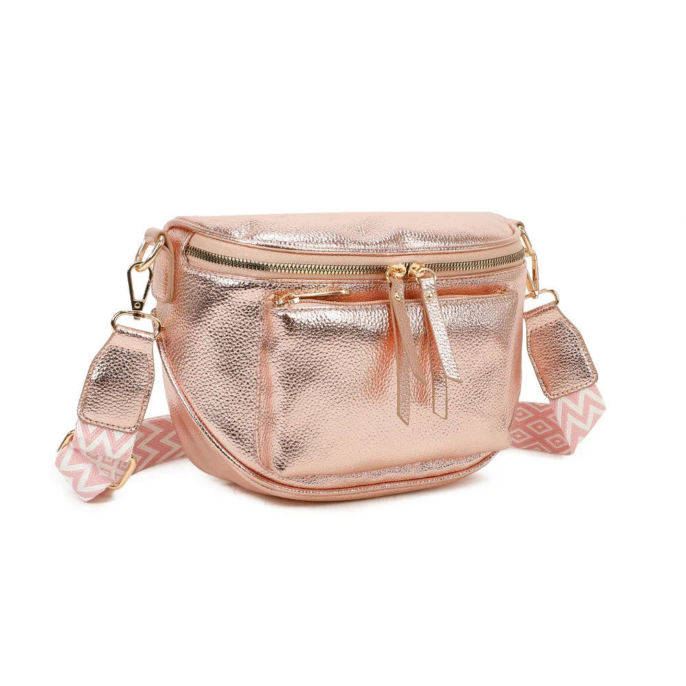 Glamour Shiny rose vu de trois quarts : forme demi-lune compacte et double tirette sur le zip du dessus – réf. Z-83047-1
