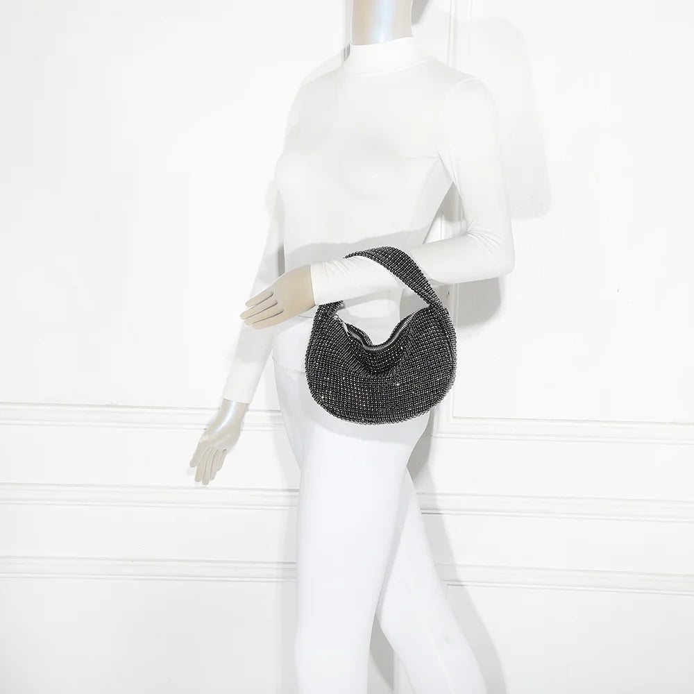 Pochette Glittera noir portée par une femme, poignée à la main pour une soirée glamour – réf. GL-37003