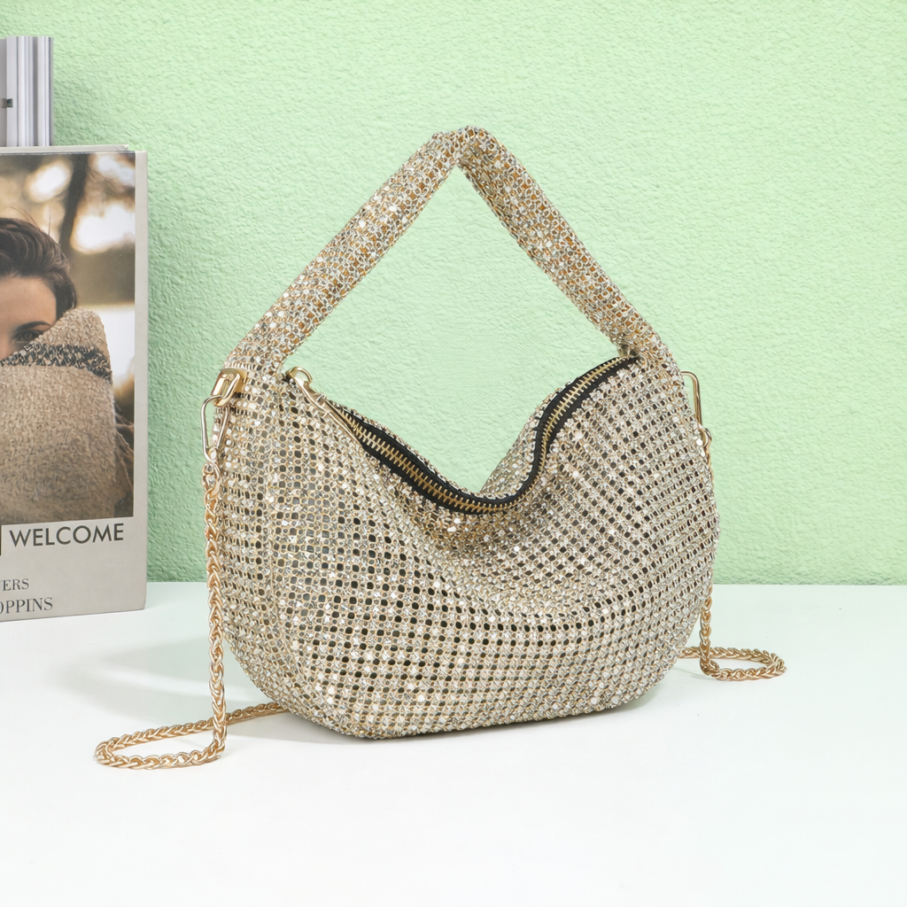 Pochette Glittera or à strass dans une mise en scène de soirée – visuel d’ambiance créé avec l’IA – Gallantry Paris