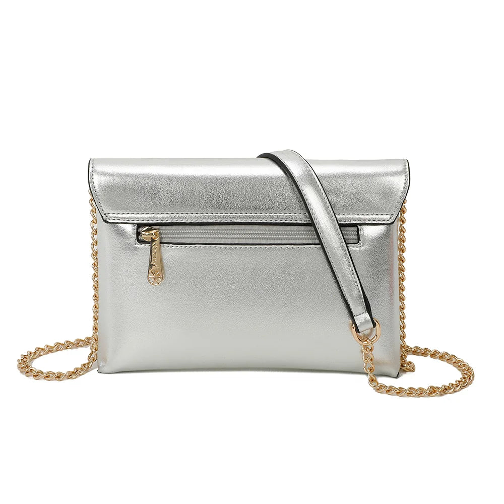 Dos de la pochette Grenat argent avec sa poche zippée discrète pour un accès rapide – réf. R-1697