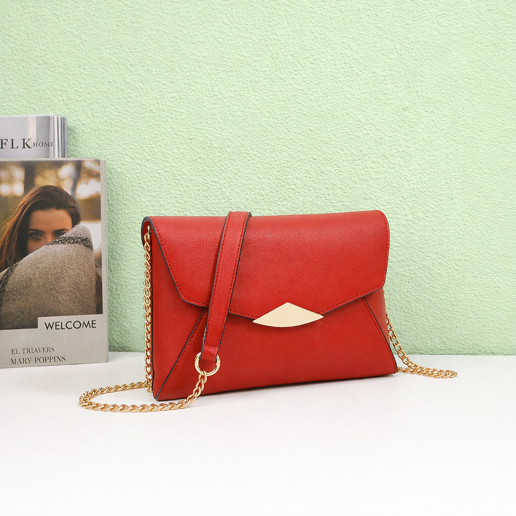 Pochette Grenat rouge à chaîne dorée dans une mise en scène d’ambiance – visuel d’ambiance créé avec l’IA – Gallantry Paris