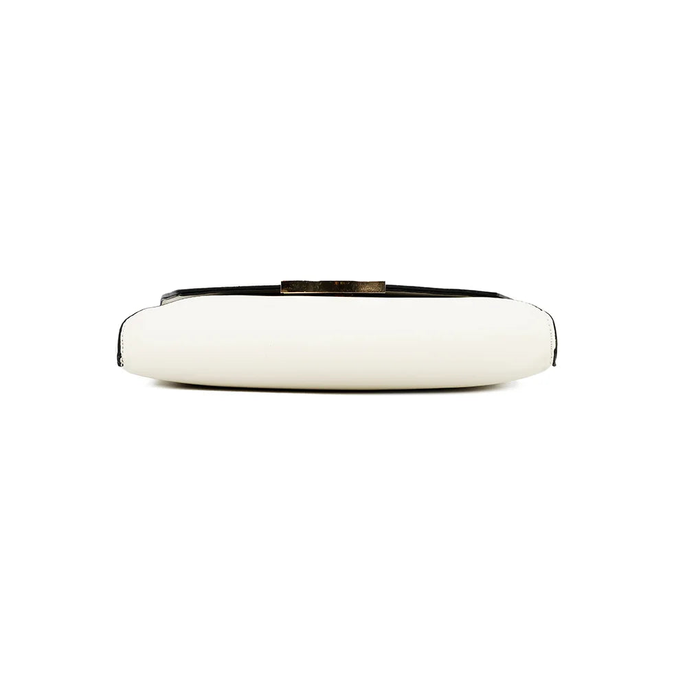 Dessous de la pochette Grenat blanc, lignes nettes et finitions soignées sur la base – réf. R-1697