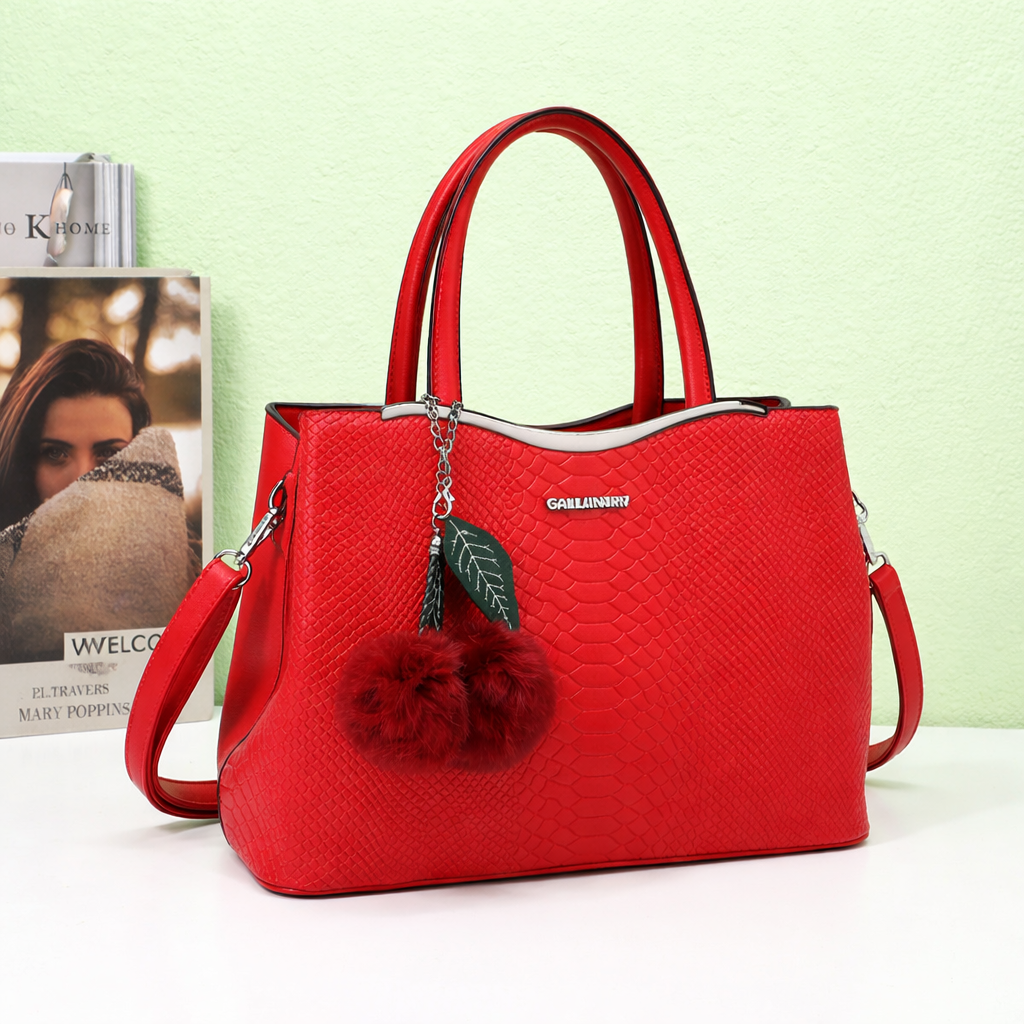 Sac à main Hailey rouge effet serpent avec pompon, mis en scène dans un décor d’ambiance – visuel d’ambiance créé avec l’IA – Gallantry Paris