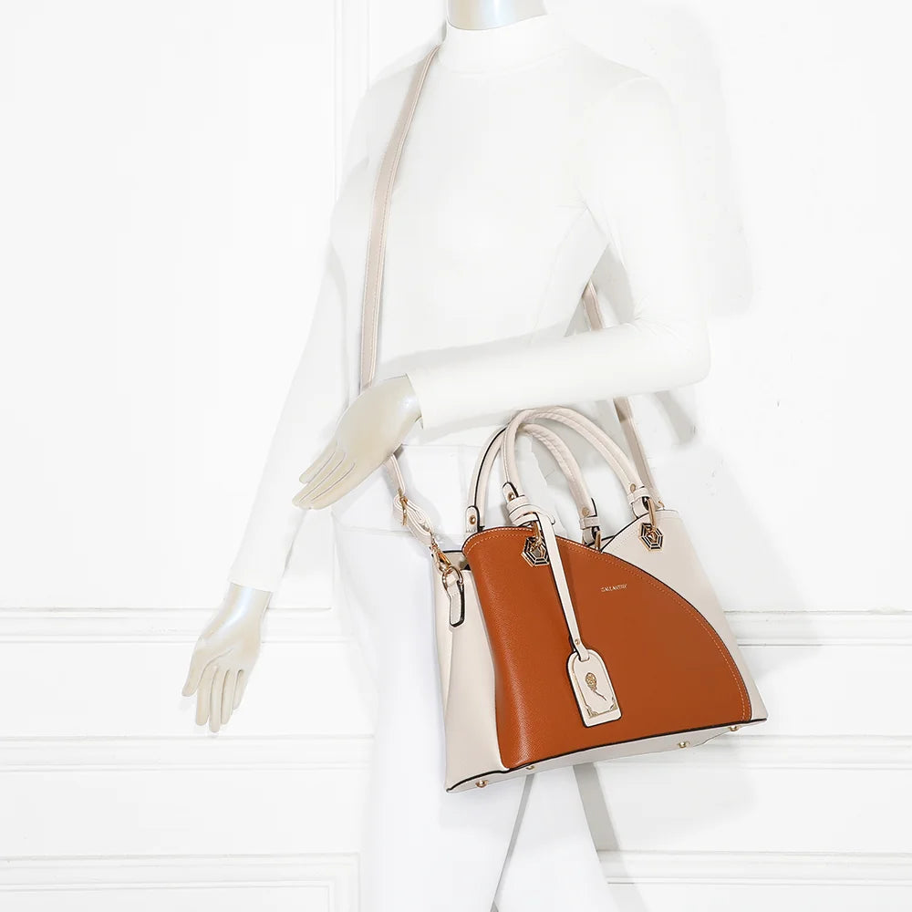 Sac à main femme Harmonie Trio marron/beige porté, bandoulière amovible pour un porté épaule ou croisé – réf. M-9431
