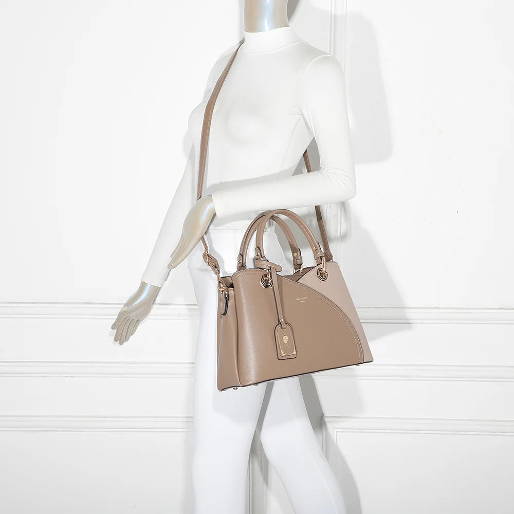 Sac à main femme Harmonie Trio taupe foncé porté, bandoulière amovible pour un porté épaule ou croisé – réf. M-9431