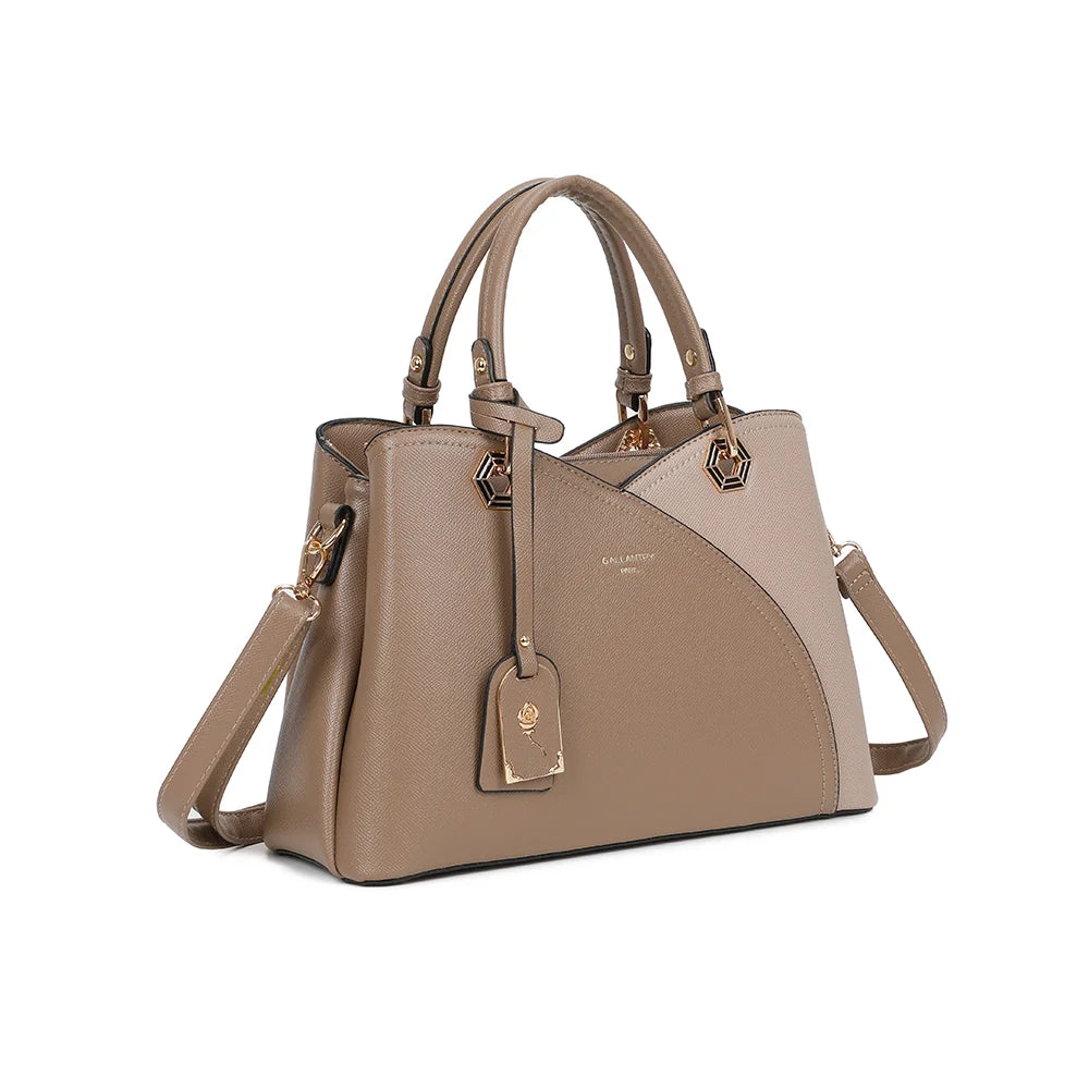 Harmonie Trio taupe foncé vu de trois quarts : silhouette structurée et ornements hexagonaux dorés – réf. M-9431