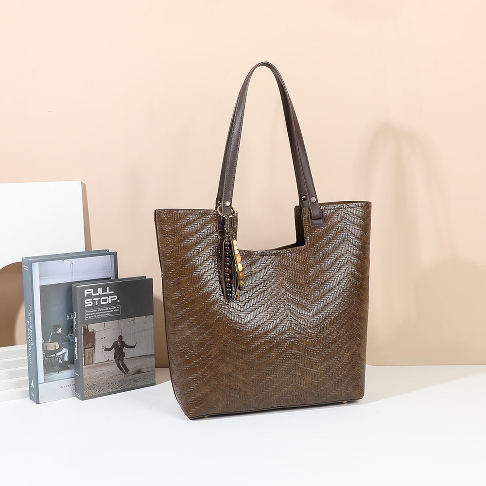 Cabas Honey Coffee posé dans un décor chaleureux, texture tressée et pampille en perles – visuel d’ambiance créé avec l’IA – Gallantry Paris