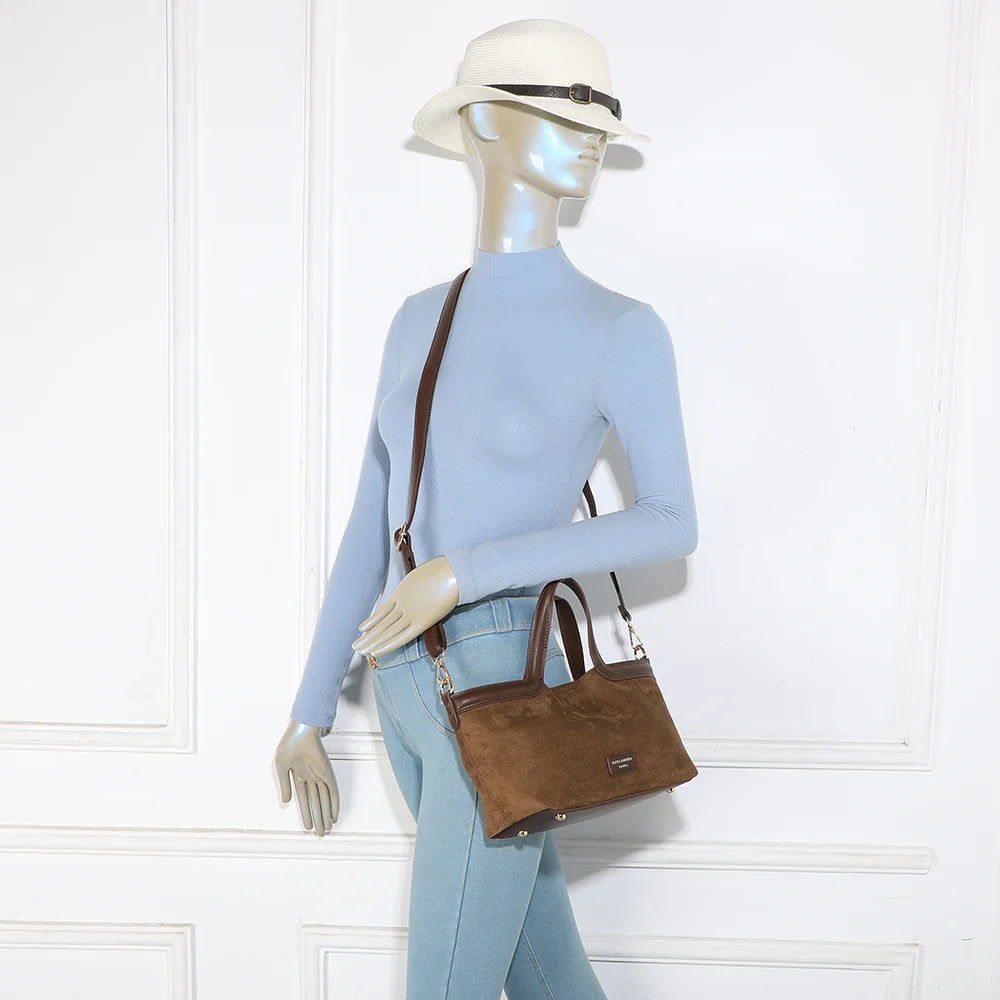 Sac Horizon Chic café porté par une femme, à la main ou avec sa bandoulière – réf. R-2038-1