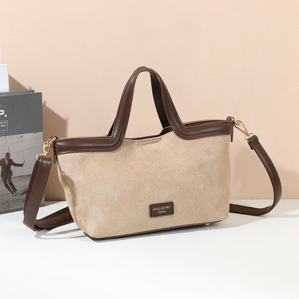Sac à main Horizon Chic Taupe/coffee en suédine mis en scène dans un décor – visuel d’ambiance créé avec l’IA – Gallantry Paris