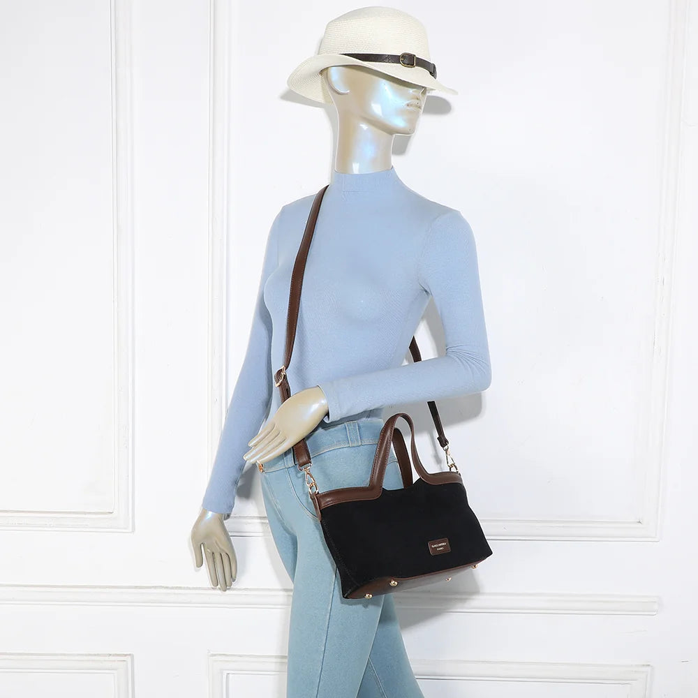 Sac Horizon Chic noir porté par une femme, à la main ou avec sa bandoulière – réf. R-2038-1