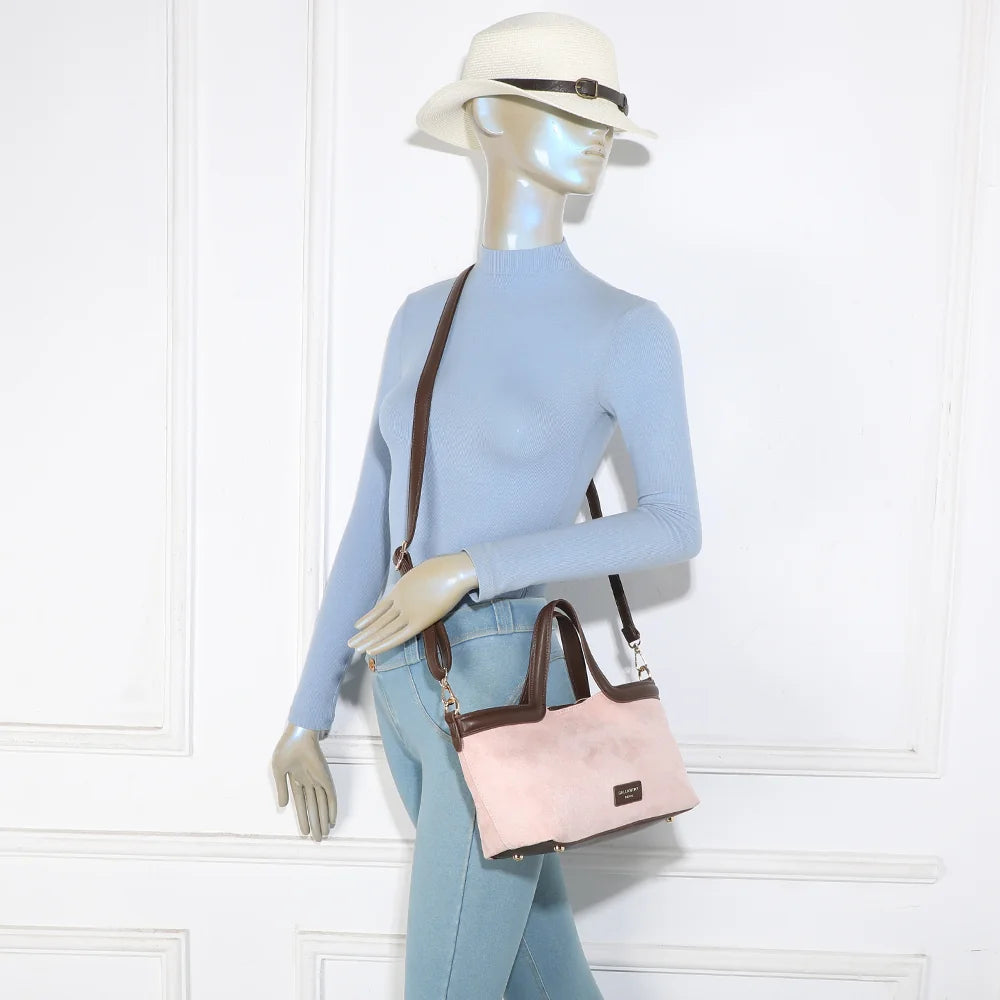 Sac Horizon Chic rose porté par une femme, à la main ou avec sa bandoulière – réf. R-2038-1