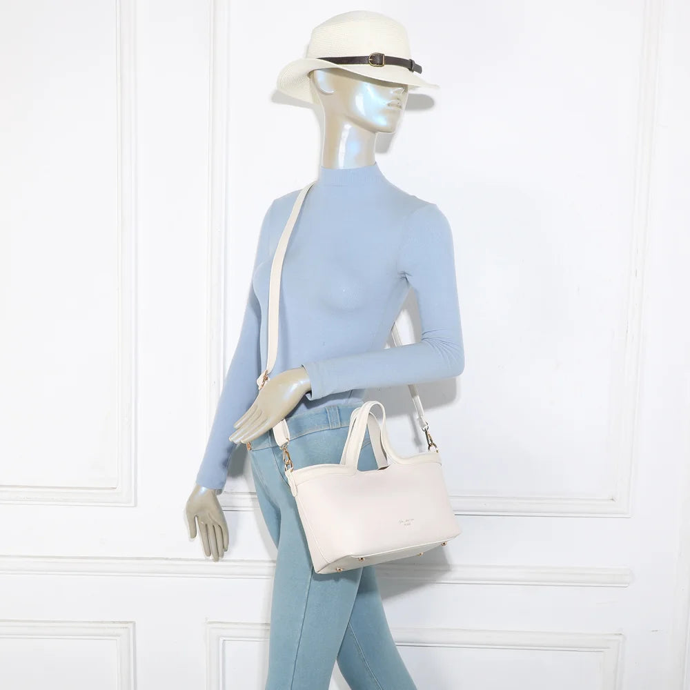 Sac à main Horizon Duo beige porté par une femme, à la main ou avec sa bandoulière amovible – réf. R-2038