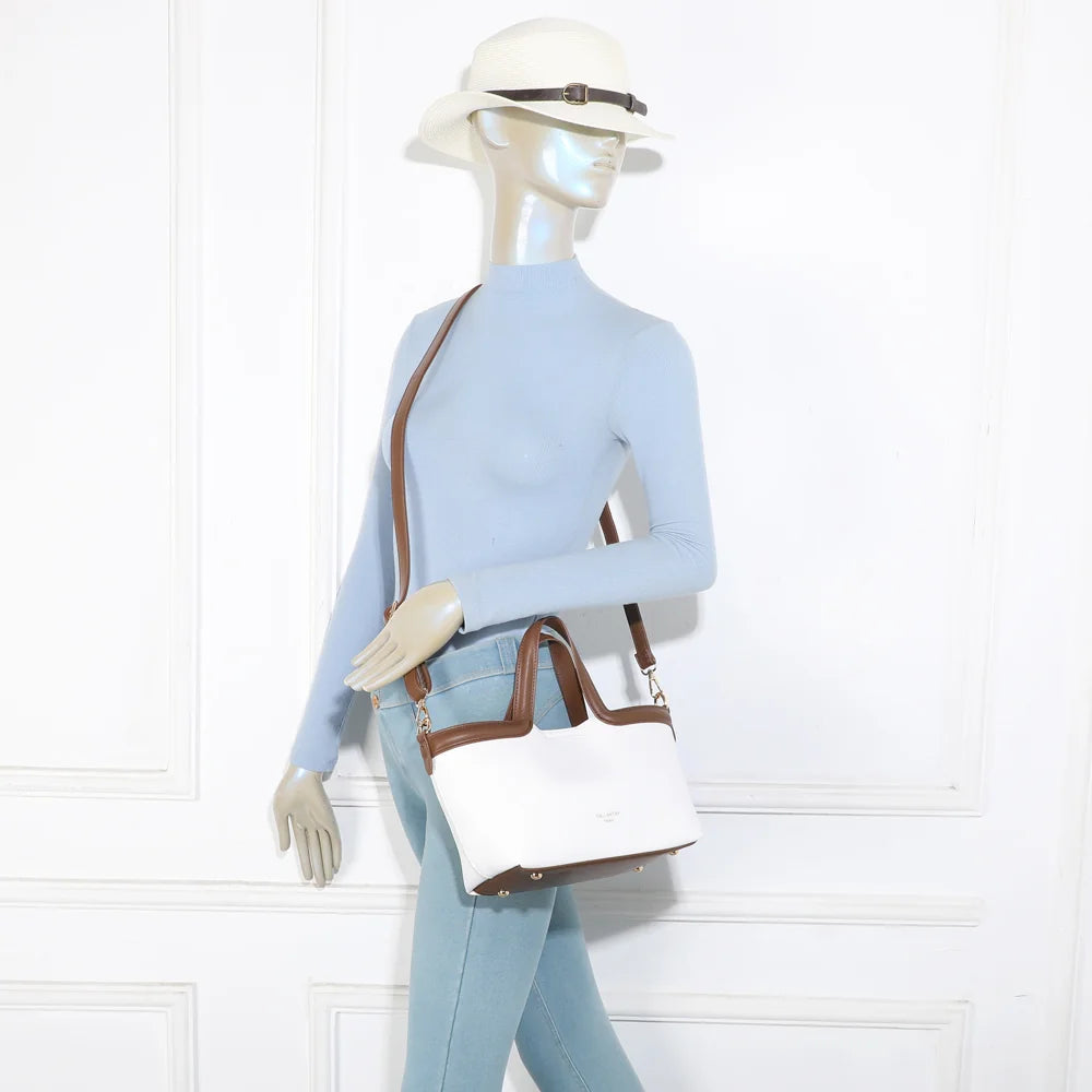 Sac à main Horizon Duo blanc porté par une femme, à la main ou avec sa bandoulière amovible – réf. R-2038
