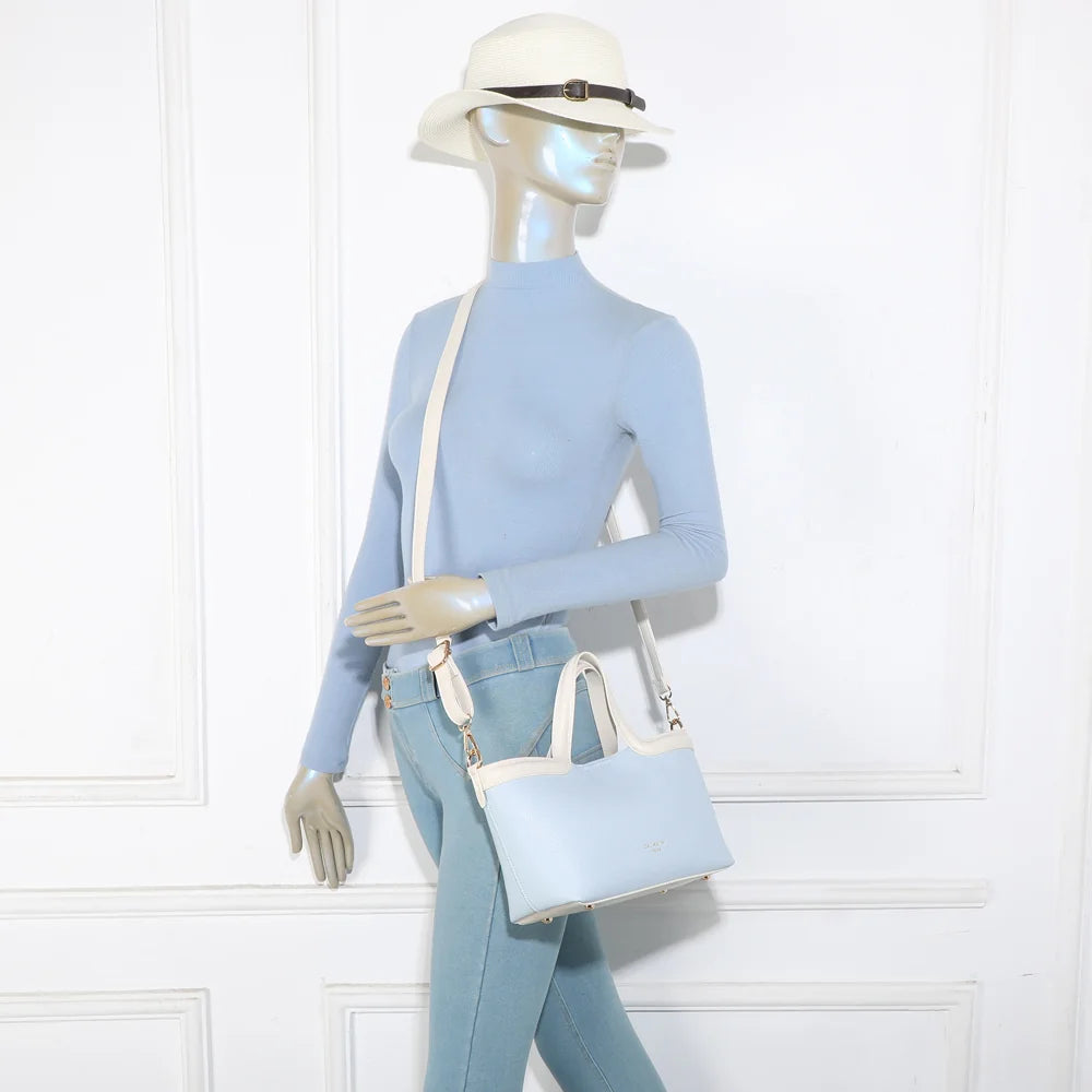 Sac à main Horizon Duo bleu clair porté par une femme, à la main ou avec sa bandoulière amovible – réf. R-2038