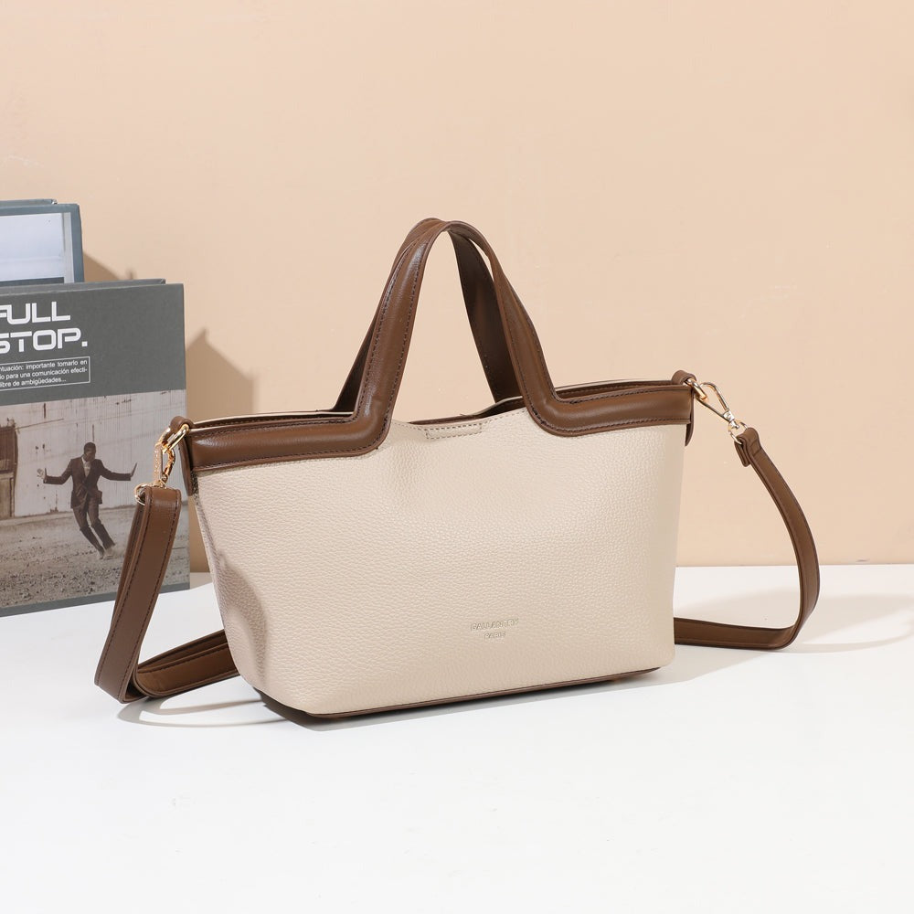 Sac à main Horizon Duo taupe et coffee mis en scène dans un décor – visuel d'ambiance créé avec l'IA – Gallantry Paris