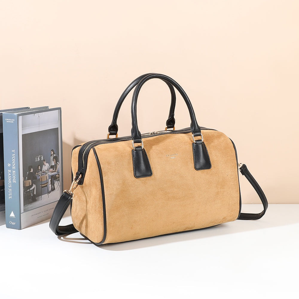 Sac Iconic Bowler Khaki effet suédine posé dans un décor d’intérieur – visuel d’ambiance créé avec l’IA – Gallantry Paris