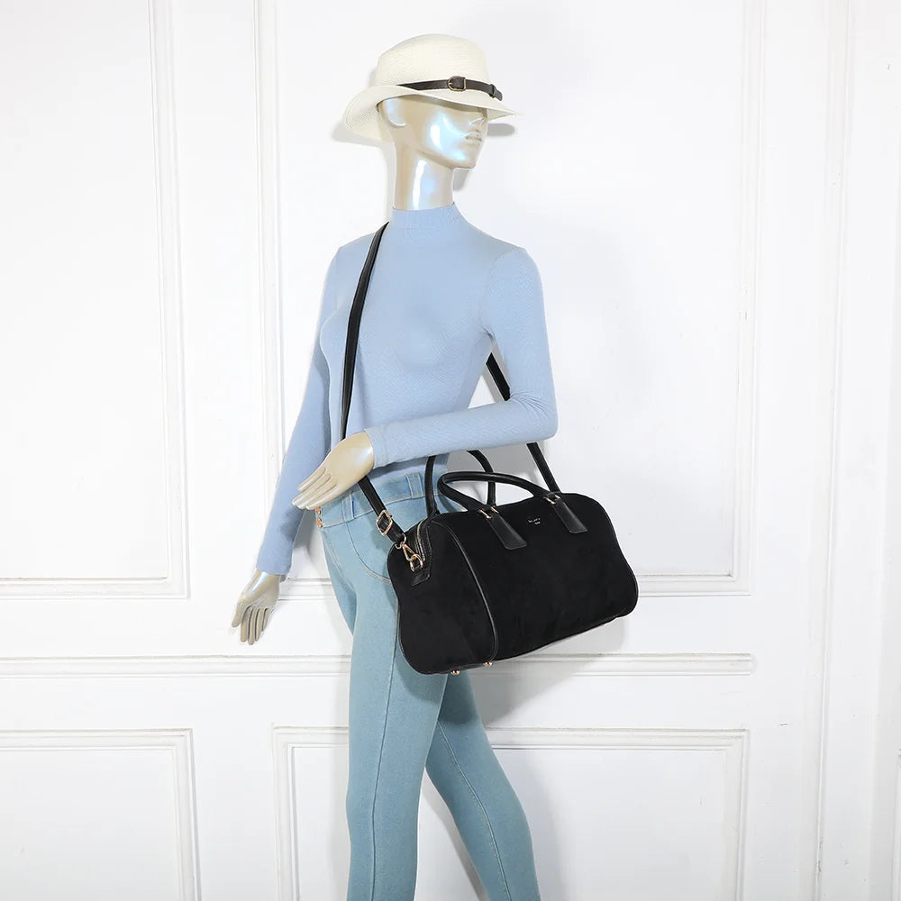 Sac bowling femme Iconic Bowler noir porté, à la main ou avec sa bandoulière amovible – réf. R-2039