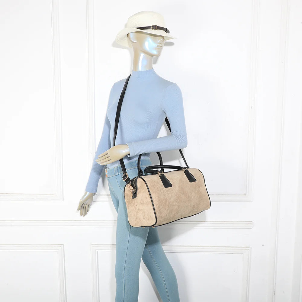 Sac bowling femme Iconic Bowler taupe/noir porté, à la main ou avec sa bandoulière amovible – réf. R-2039
