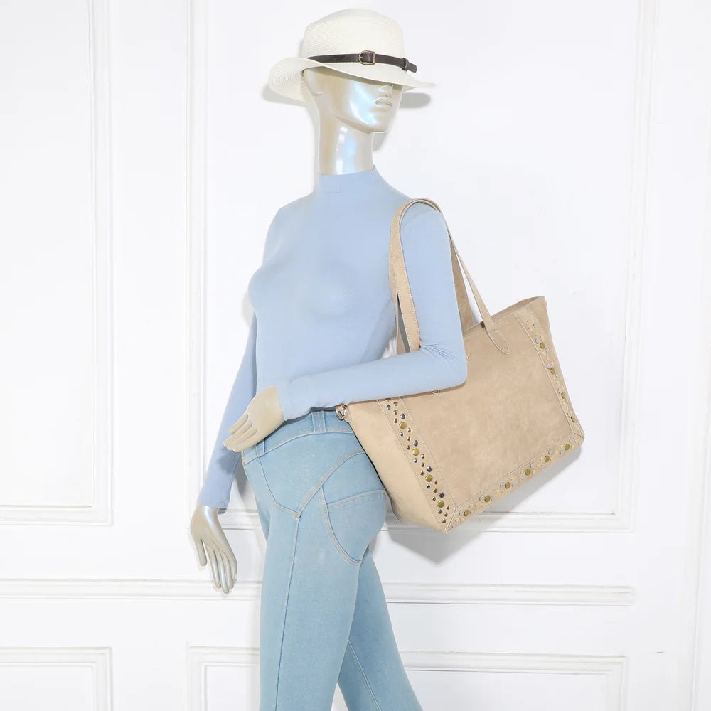 Cabas femme Isadora taupe porté à l’épaule : la suédine cloutée pour une allure bohème – réf. JC-53003