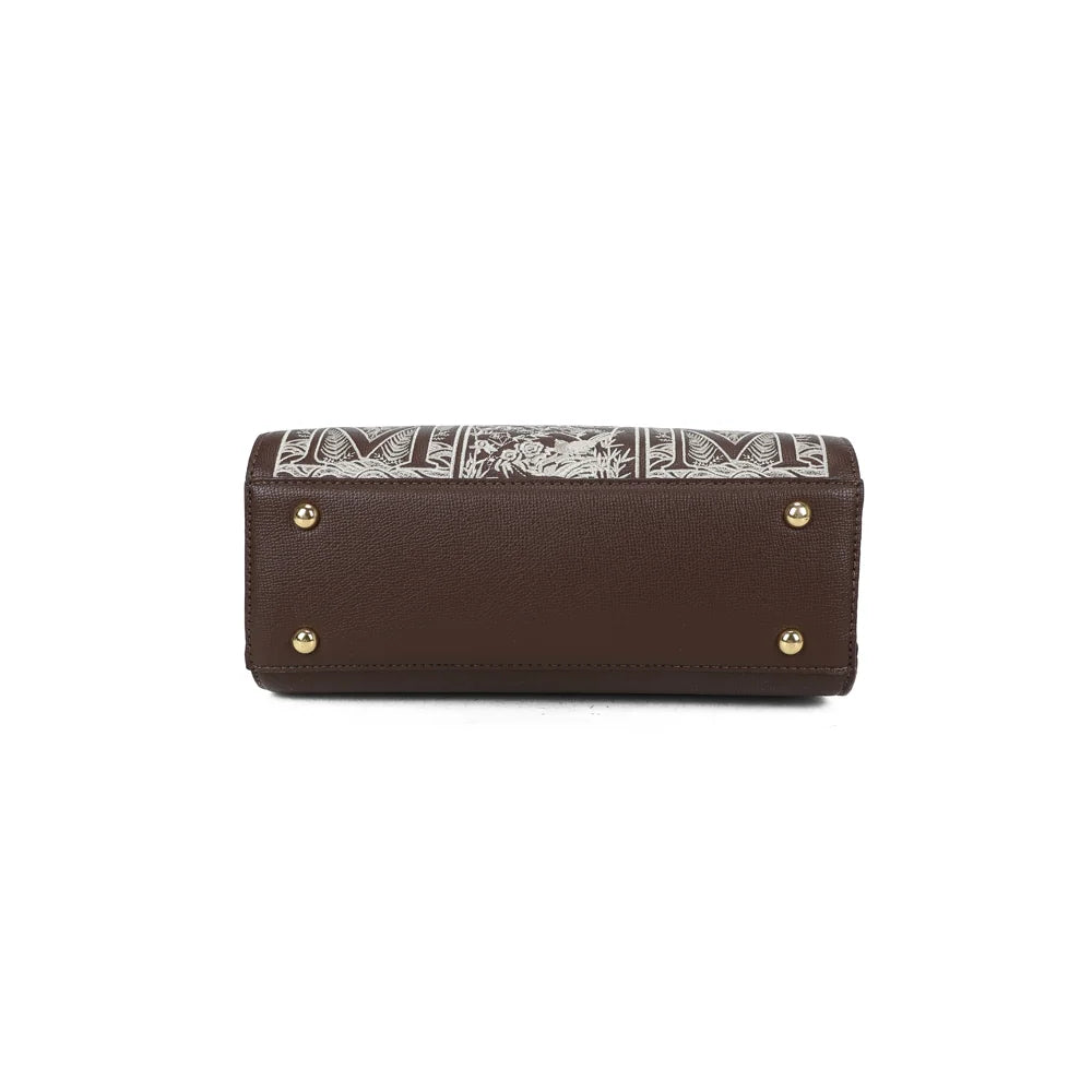 Dessous du sac Isalda café, posé sur de petits pieds métalliques dorés – réf. DQ-9443-8
