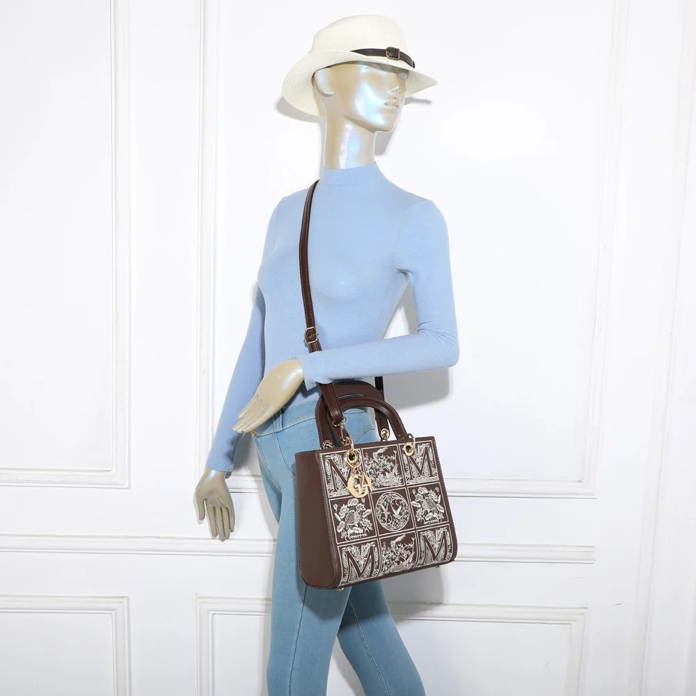 Sac Isalda café porté par une femme, à la main ou avec sa bandoulière amovible – réf. DQ-9443-8