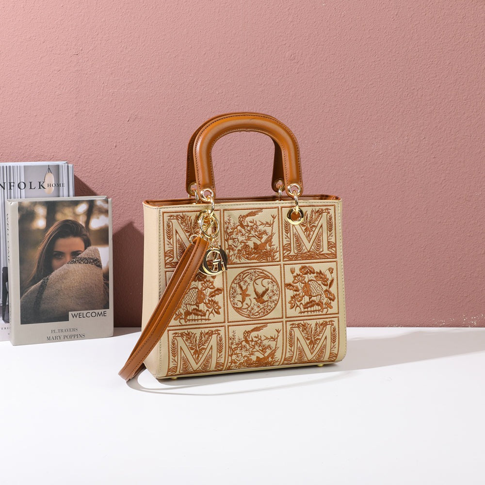 Sac à main Isalda taupe brodé mis en scène dans un décor – visuel d’ambiance créé avec l’IA – Gallantry Paris