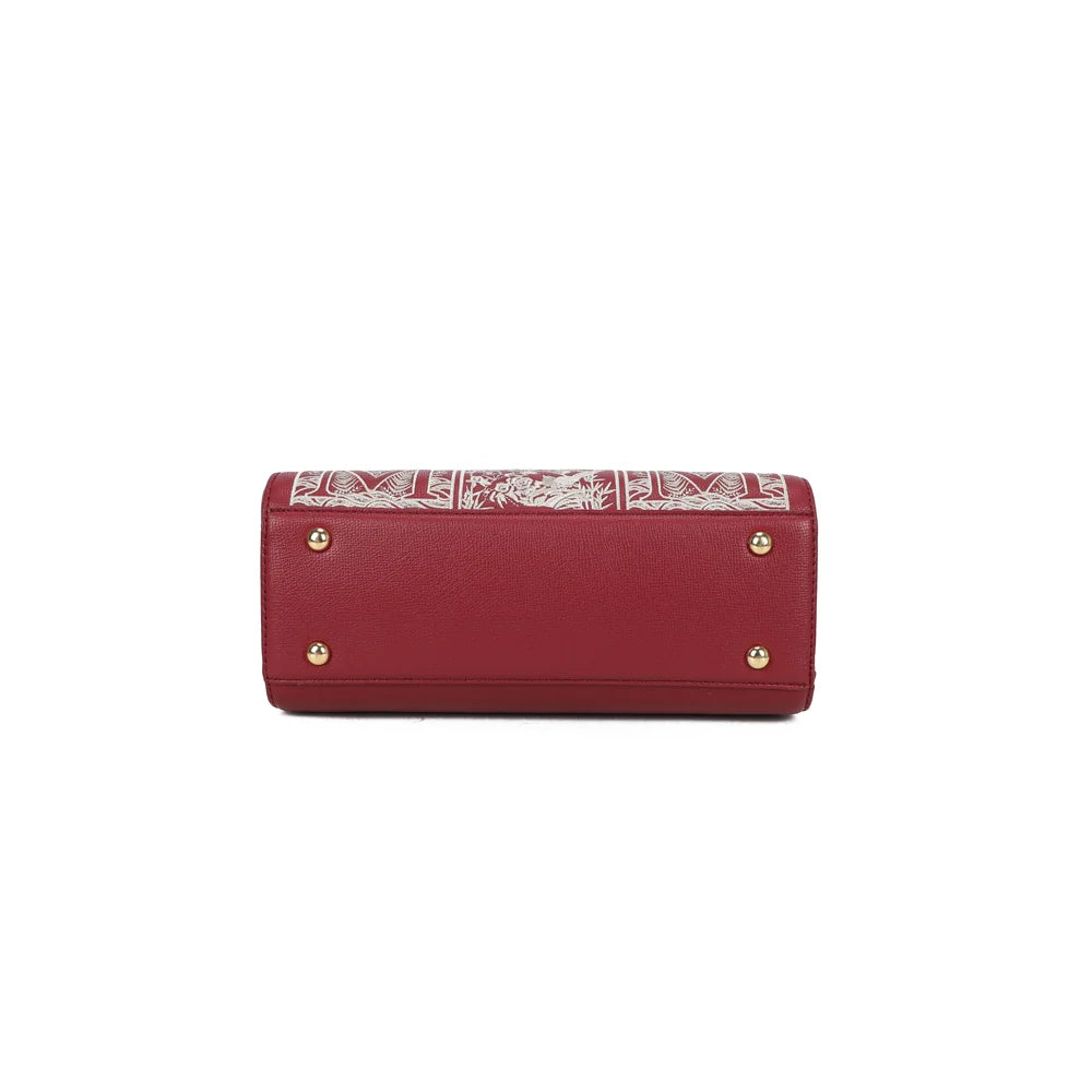 Dessous du sac Isalda rouge foncé, posé sur de petits pieds métalliques dorés – réf. DQ-9443-8