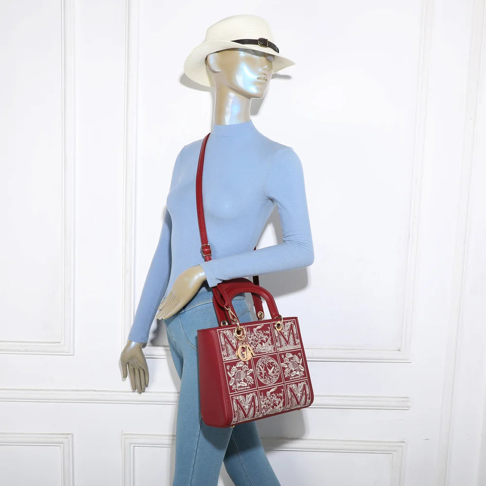 Sac Isalda rouge foncé porté par une femme, à la main ou avec sa bandoulière amovible – réf. DQ-9443-8