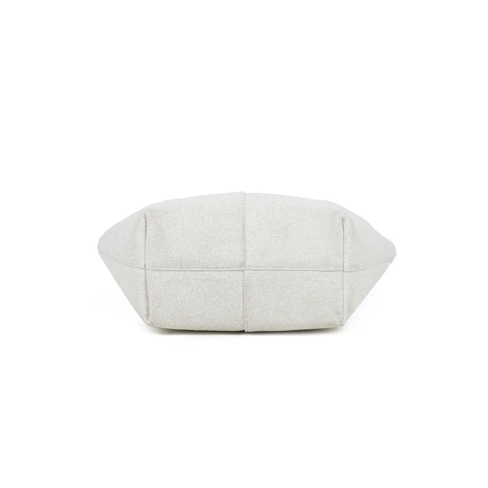 Dessous du cabas Ivory beige/noir, vue de la base en toile texturée d’aspect tissé – réf. KJ-62083-1