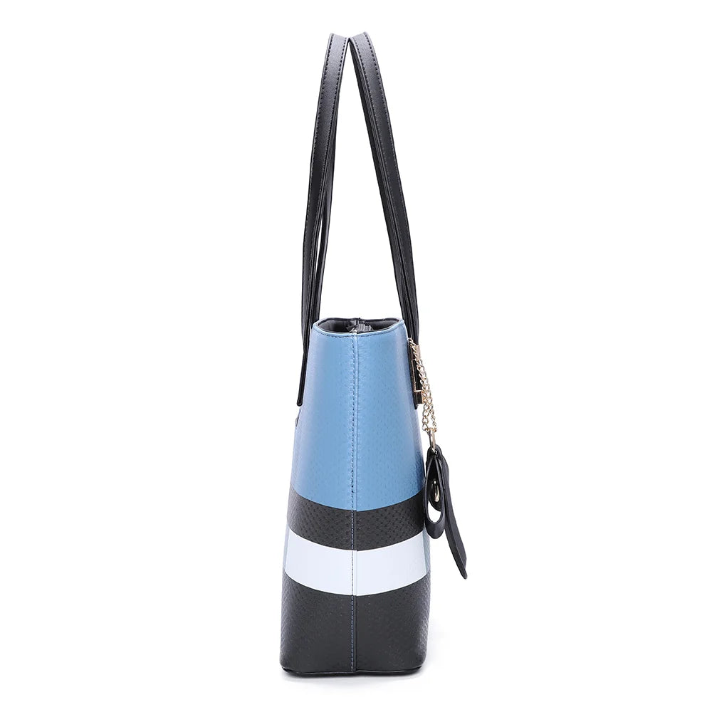 Jolie bleu de profil : silhouette cabas aux lignes nettes et fermeture zippée sur le dessus – réf. M-7422