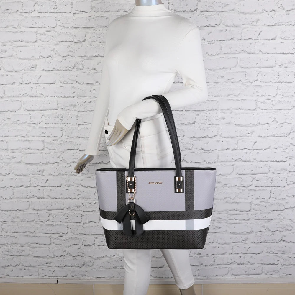 Sac cabas femme Jolie gris porté à l’épaule grâce à ses deux anses longues – réf. M-7422