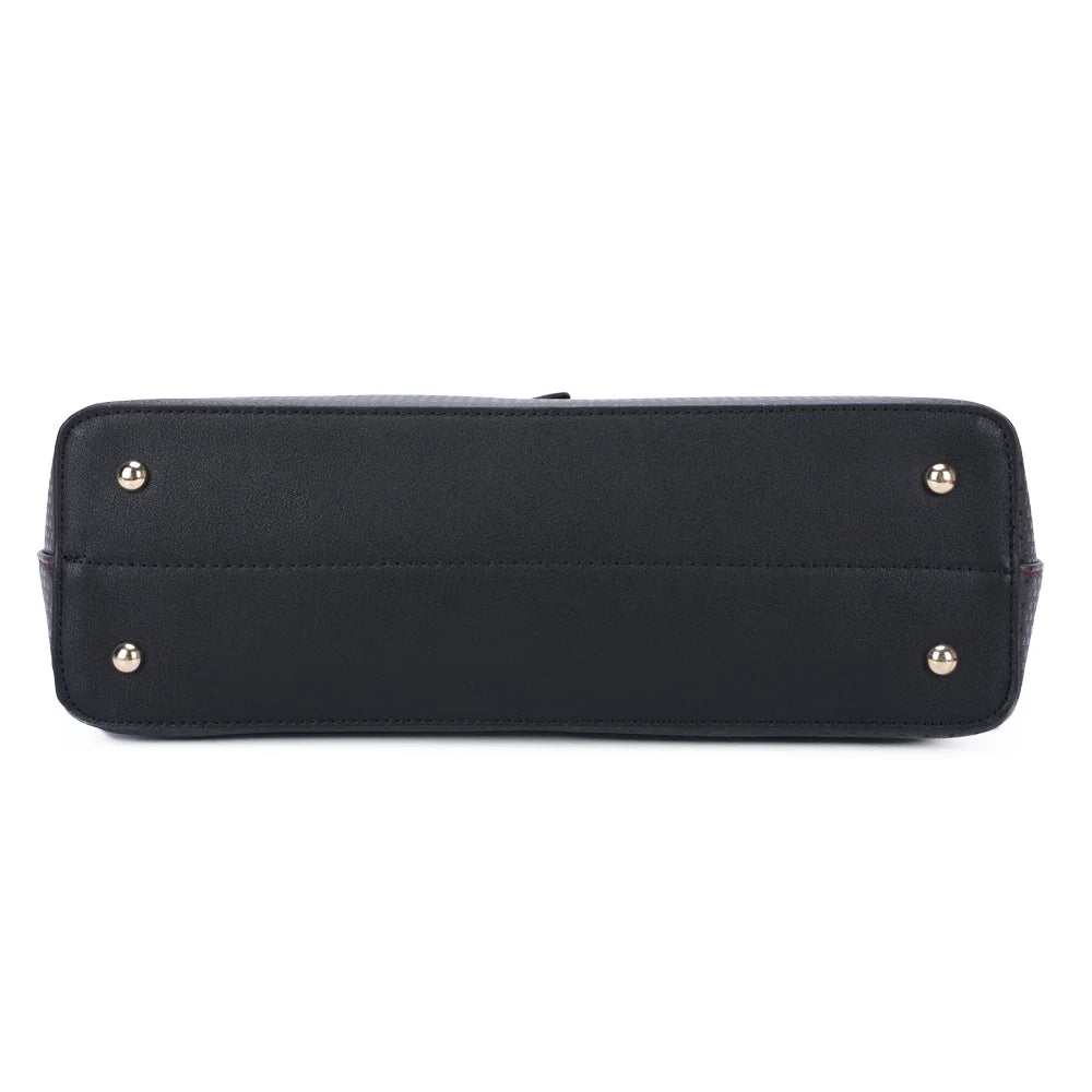 Dessous du Jolie rouge : base noire assortie aux bandes en relief du modèle – réf. M-7422
