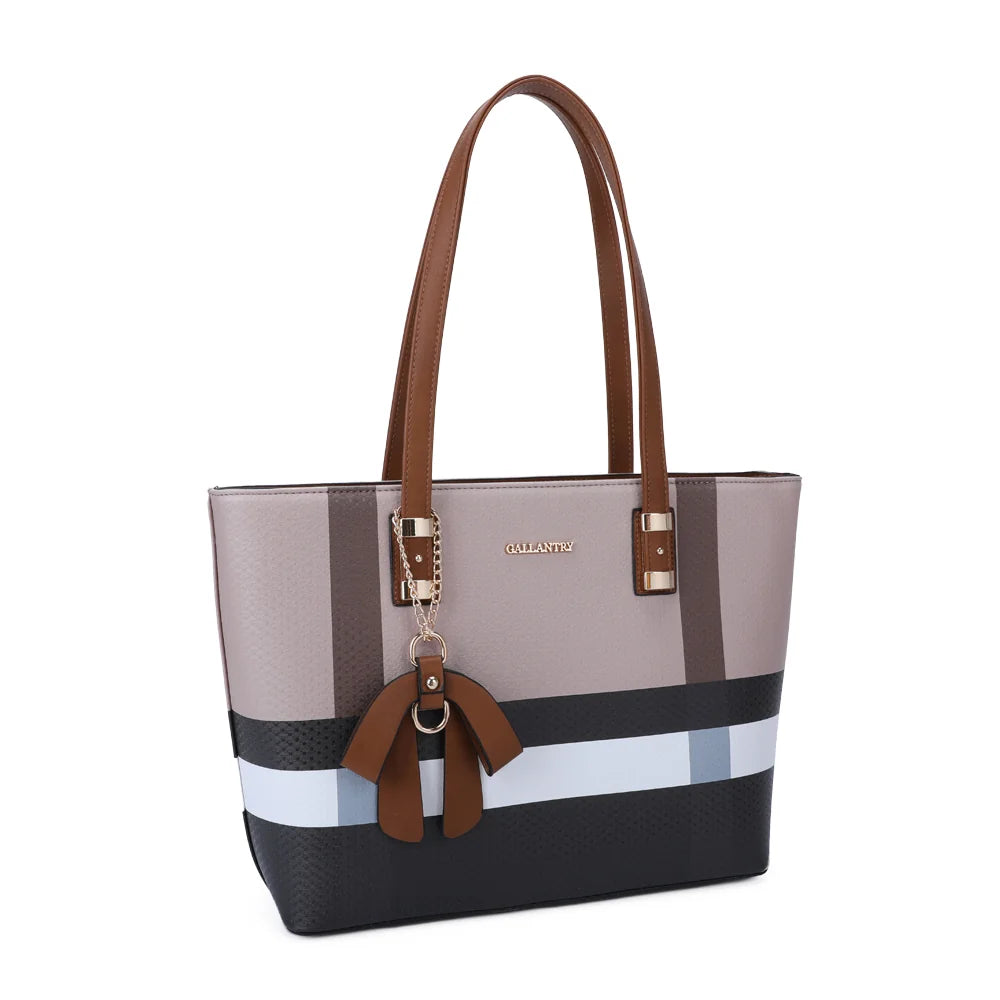 Jolie taupe/camel vu de trois quarts : bandes en relief pointillé et anses longues pour l’épaule – réf. M-7422