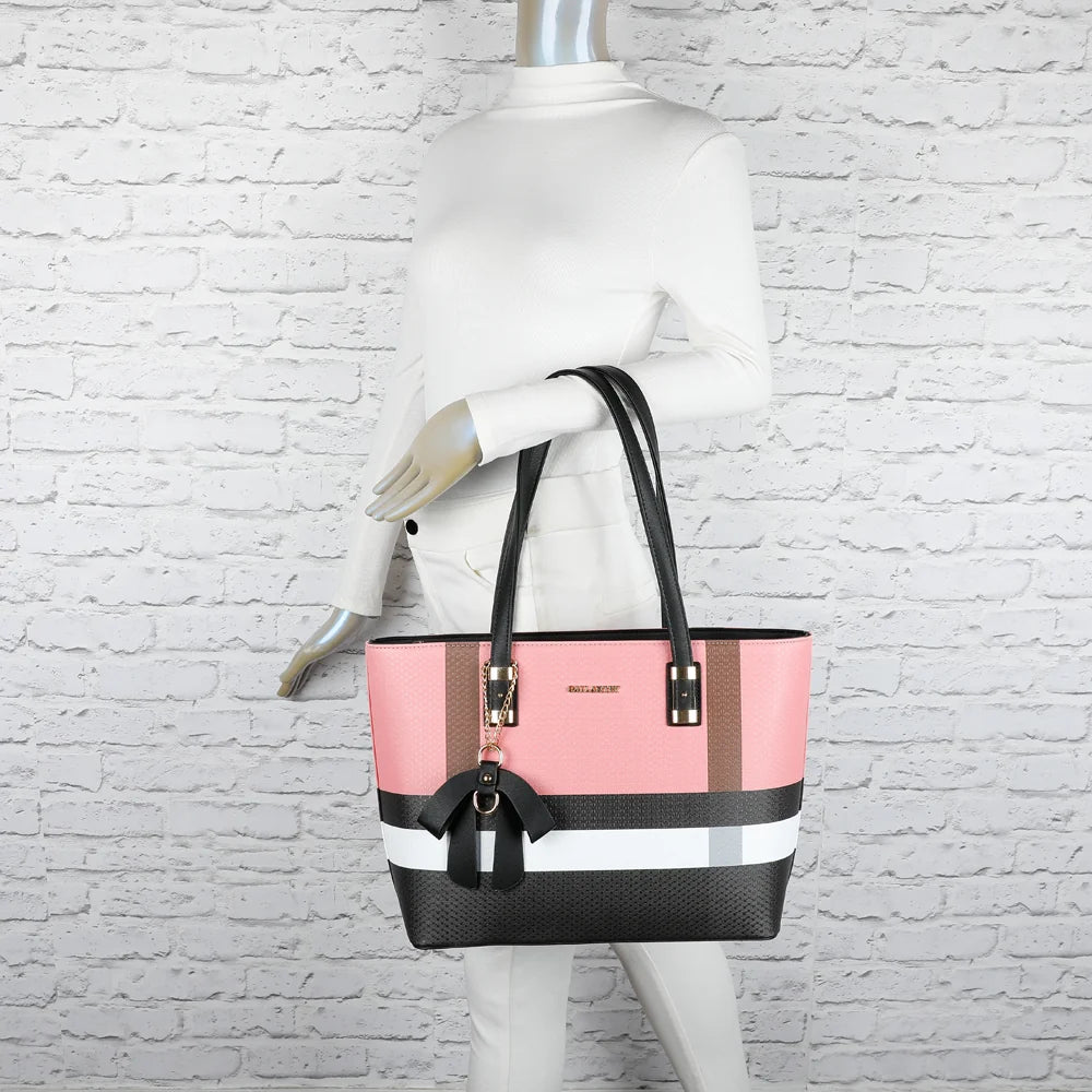 Sac cabas femme Jolie rose porté à l’épaule grâce à ses deux anses longues – réf. M-7422