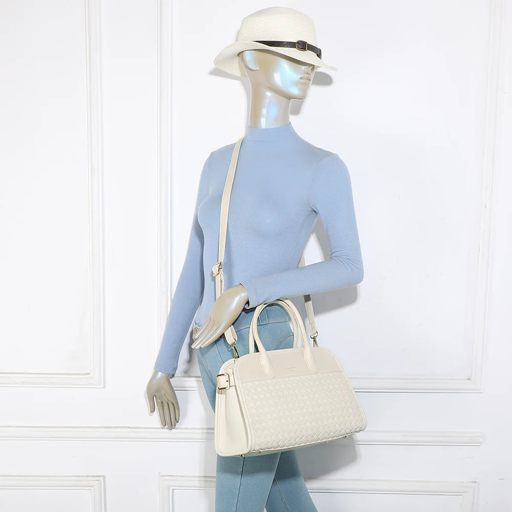 Sac à main femme Juliette beige porté, pour juger ses proportions de 31 × 22 cm, à la main ou à l’épaule – réf. DG-5818