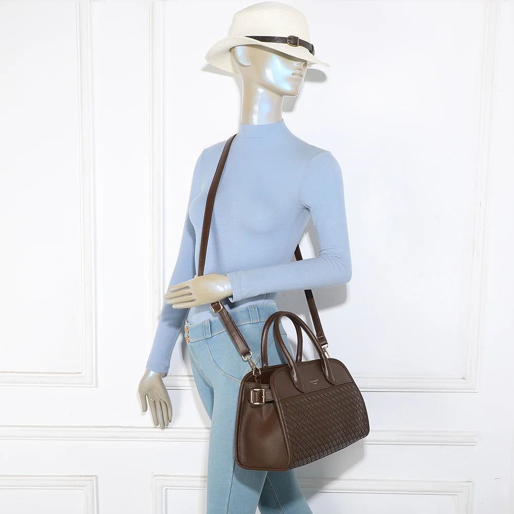 Sac à main femme Juliette café porté, pour juger ses proportions de 31 × 22 cm, à la main ou à l’épaule – réf. DG-5818