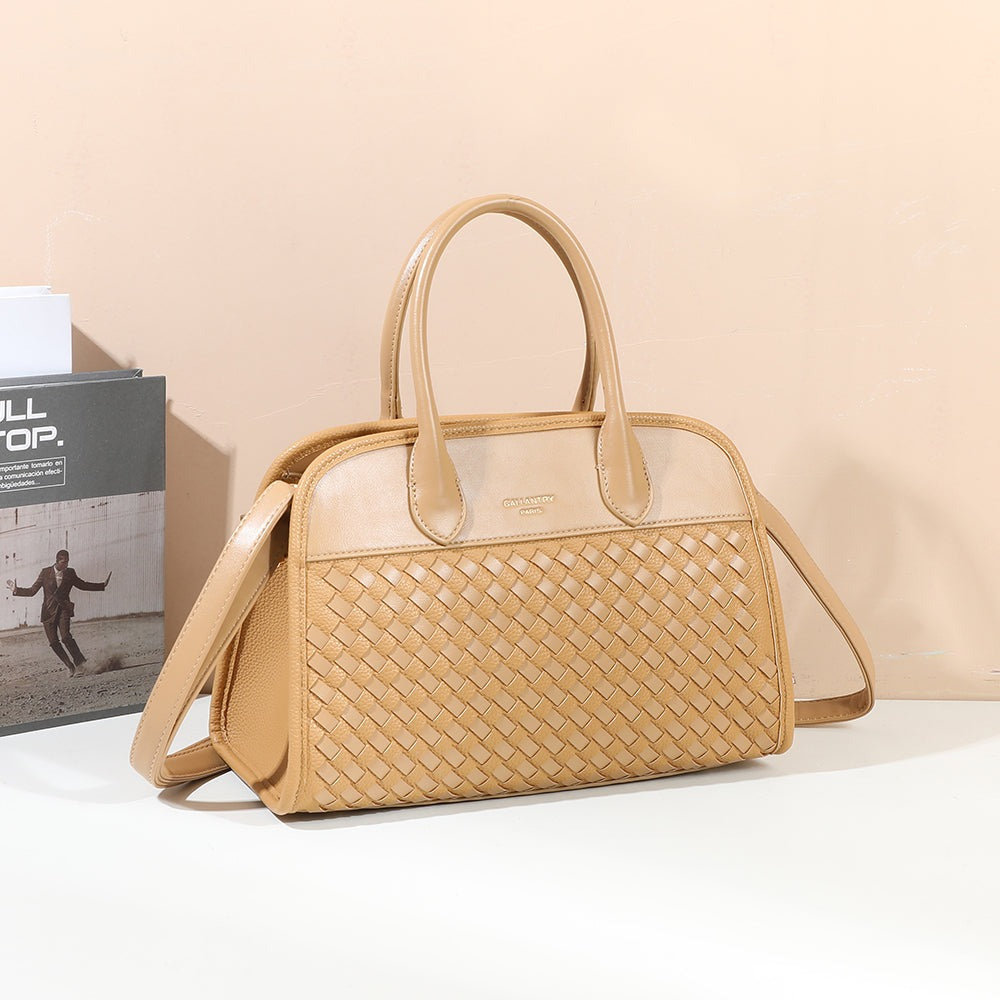 Sac à main Juliette Khaki à façade tressée mis en scène dans un décor – visuel d’ambiance créé avec l’IA – Gallantry Paris