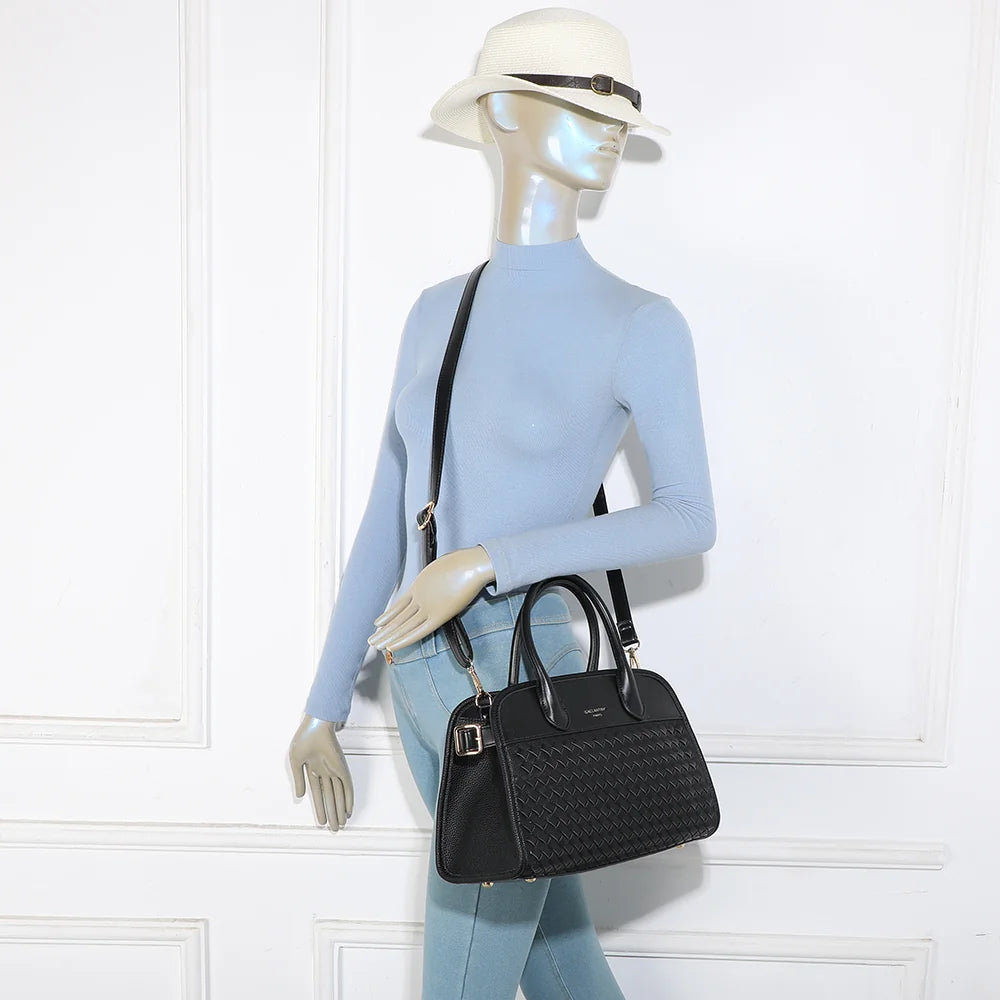 Sac à main femme Juliette noir porté, pour juger ses proportions de 31 × 22 cm, à la main ou à l’épaule – réf. DG-5818