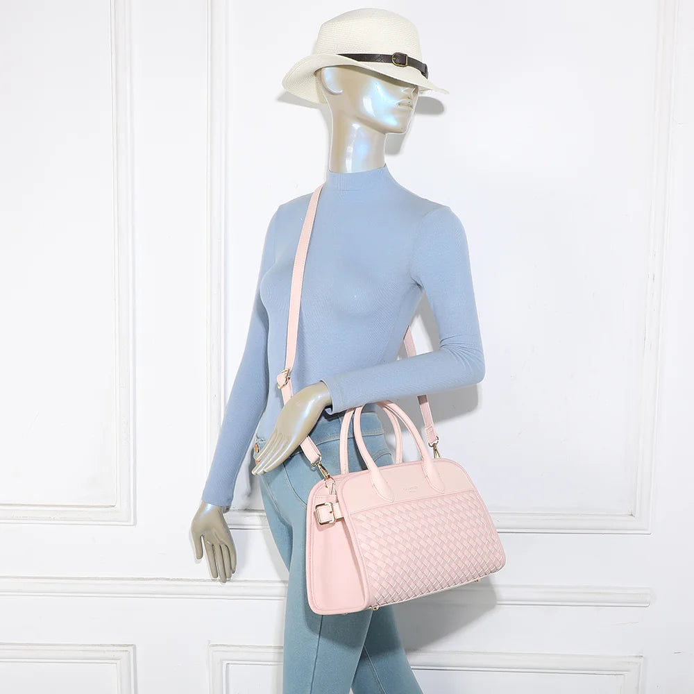 Sac à main femme Juliette rose porté, pour juger ses proportions de 31 × 22 cm, à la main ou à l’épaule – réf. DG-5818