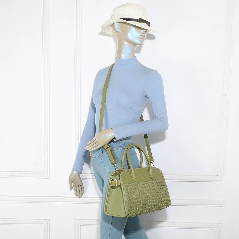Sac à main femme Juliette vert porté, pour juger ses proportions de 31 × 22 cm, à la main ou à l’épaule – réf. DG-5818