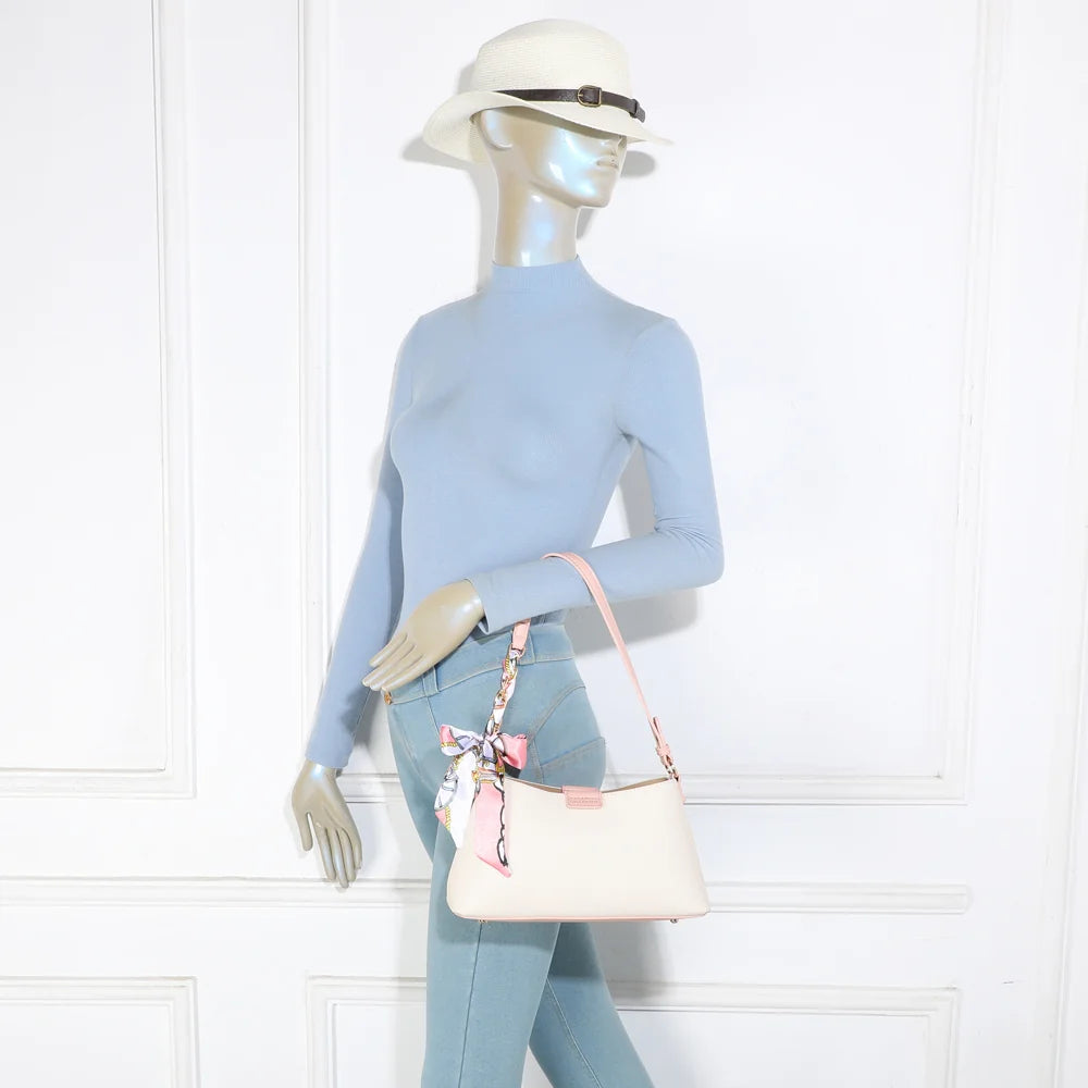 Sac Kael rose porté par une femme, à l’épaule, foulard noué sur l’anse – réf. A-9155