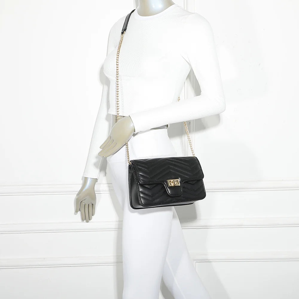 Sac femme L’Allegra noir porté en bandoulière grâce à sa chaîne dorée – réf. C-0159