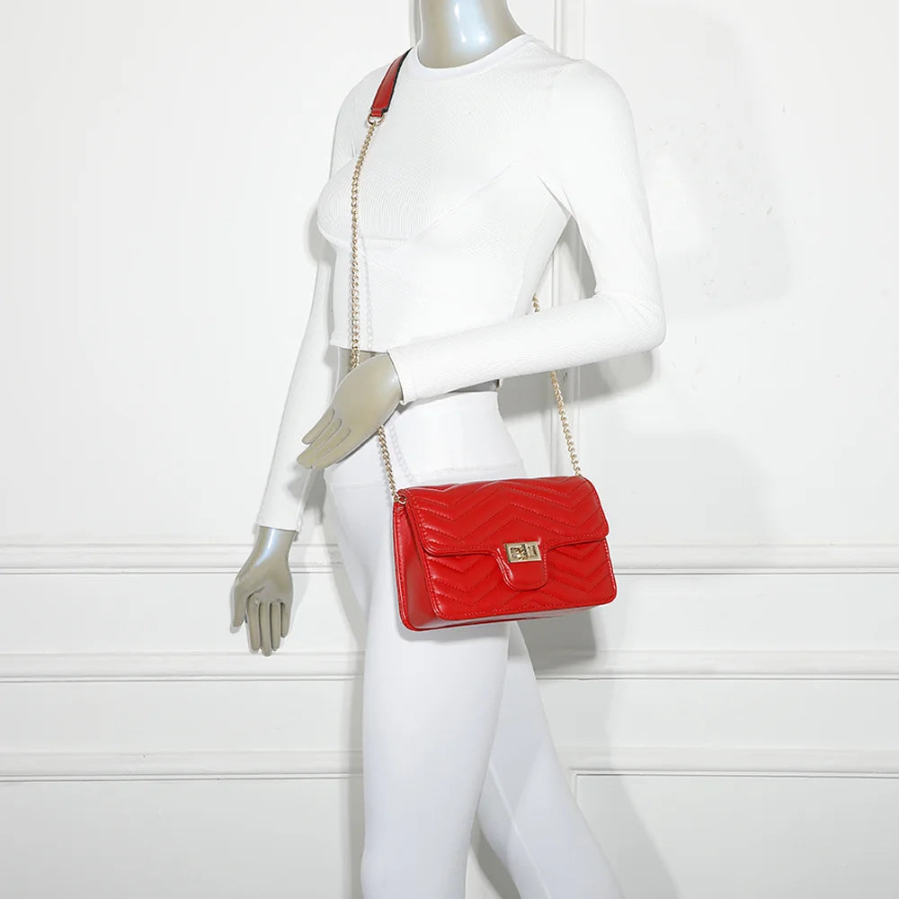 Sac femme L’Allegra rouge porté en bandoulière grâce à sa chaîne dorée – réf. C-0159