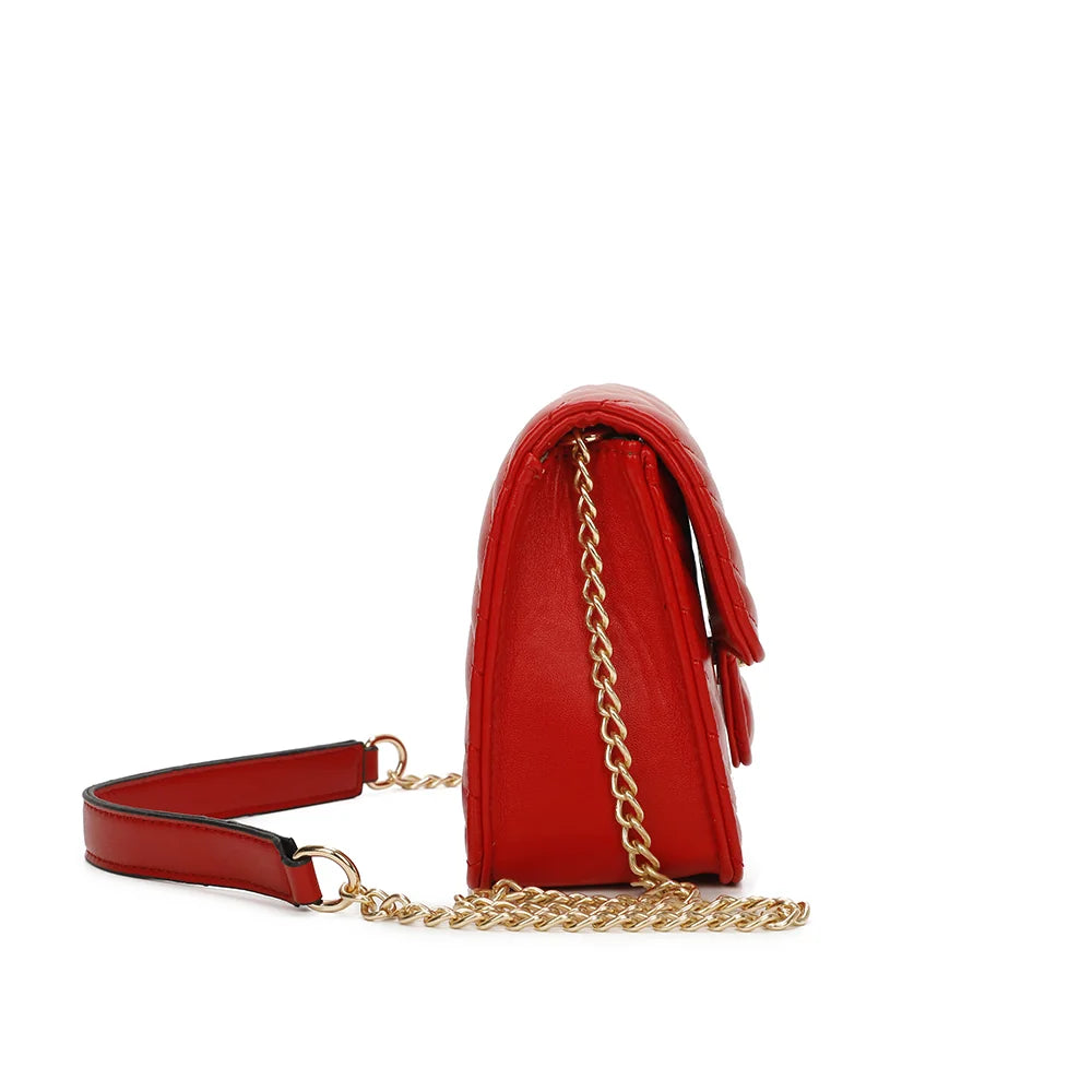 Profil de L’Allegra rouge : 8 cm de profondeur et chaîne dorée attachée sur le côté – réf. C-0159