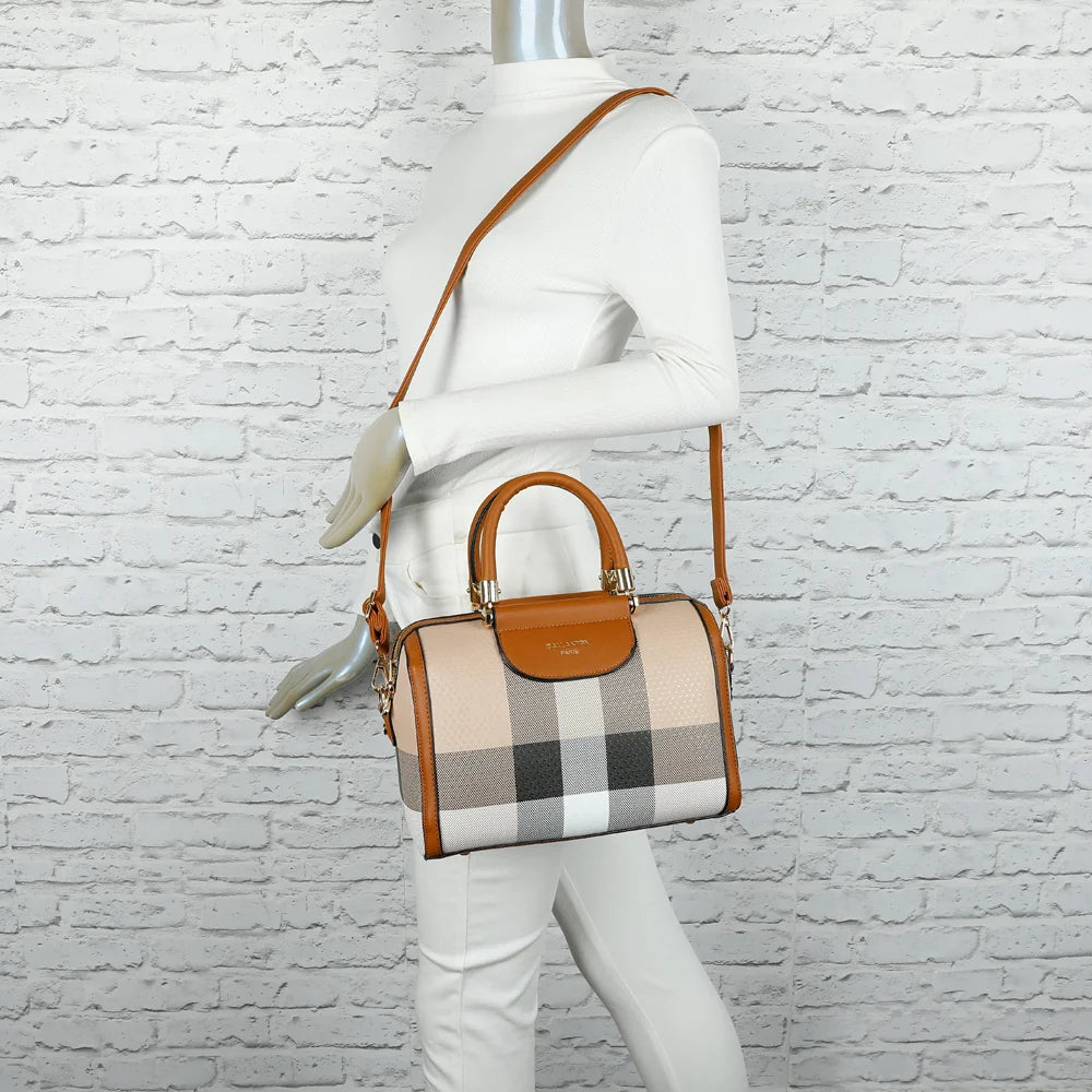 Sac à main L'écossaise taupe/marron porté par une femme, à la main ou avec la bandoulière amovible – réf. M-9364-5